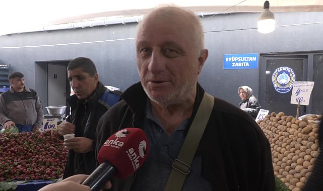 Pazardaki vatandaş durumu bu sözlerle özetledi: Geçinemiyoruz 14 bin 500 lirayla... Şu üzerimdeki 4 senelik mont, pantolon 3 senelik, ayakkabı da oğlumun verdiği...