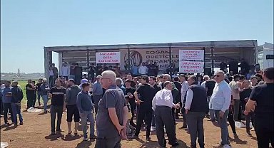Reyhanlı'da soğan üreticileri, düşük alım fiyatlarını ve artan maliyetleri soğanlarını dökerek protesto etti