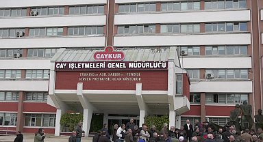 Rize'de 'çay fiyatı' protestosu...CHP Rize İl Başkanı Saltuk Deniz: “Çay üreticisi bedava para istemiyor, hakkını istiyor
