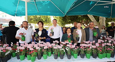 Silifke Belediyesi'nden annelere çiçek sürprizi