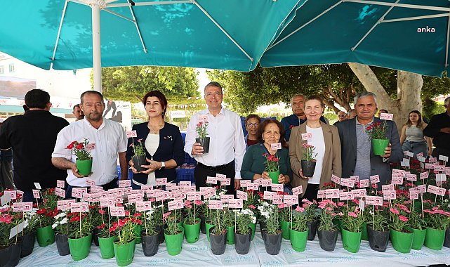 Silifke Belediyesi'nden annelere çiçek sürprizi
