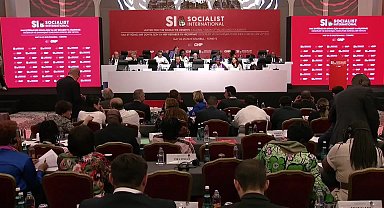 Sosyalist Enternasyonal Konsey Toplantısı... Özgür Özel: “Avrupa'daki bütün yoldaşlarımın gözünün içine baka baka söylüyorum ki Türkiye bir sivil darbe sürecindedir”
