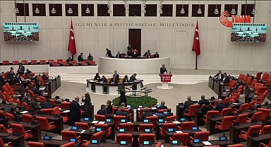 TBMM Genel Kurulu'nda 'Free İmamoğlu' pankartı tartışması... Murat Emir: Seçilmiş belediye başkanının resimleri her yerde olur. alışacaksınız buna