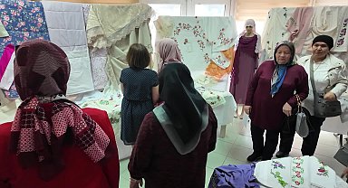 Tepebaşı Belediyesi'nin kursiyerlerinin el emeği ürünleri, yıl son sergisinde vatandaşların beğenisine sunuldu
