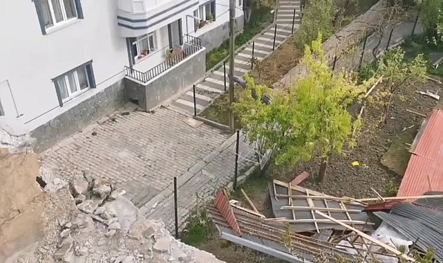 Van'da fırtına... Çatılar ve tabelalar uçtu, elektrikler kesildi