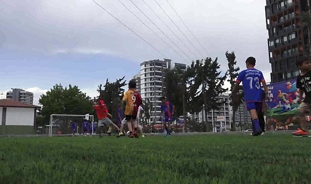Yenişehir Belediye Başkanı Özyiğit, çocukların halı saha talebini geri çevirmedi