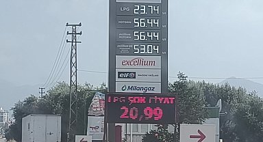 Akaryakıt zamlarına tepki gösteren Adanalı vatandaş: