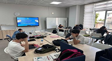 AKEM’de eğitim gören öğrencilere, ROTARY’den akıllı tahta ve ekipman desteği 