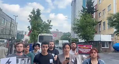 Akit Gazetesi önünde Ferdi Zeyrek protestosu: “Bu bir paçavradır. Halkı zehirleyen bir propaganda aracıdır”