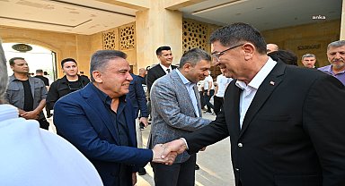 Antalya Büyükşehir Belediye Başkanı Böcek, protokol ve vatandaşla bayramlaştı