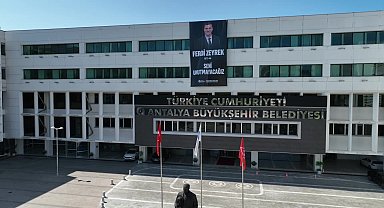 Antalya Büyükşehir Belediyesi binasına Ferdi Zeyrek posteri asıldı: “Seni Unutmayacağız