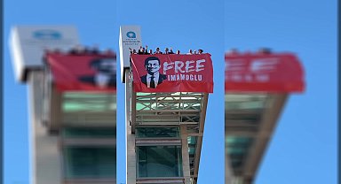 Antalya’da milletvekilleri, kent merkezine “Free İmamoğlu” yazılı pankart astı