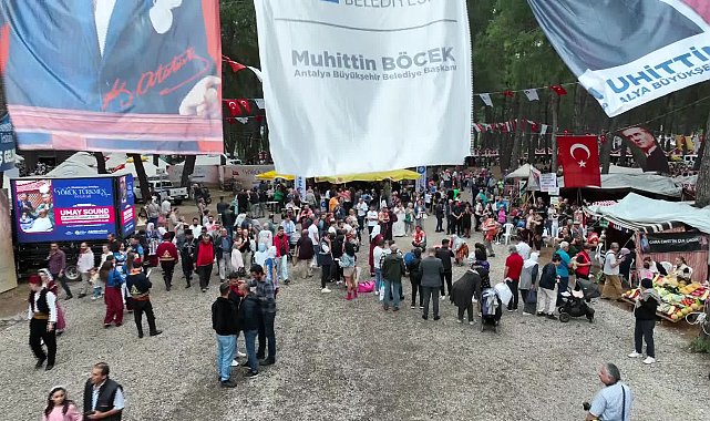 Antalya Yörük Türkmen Festivali'nde Funda Arar rüzgarı esti