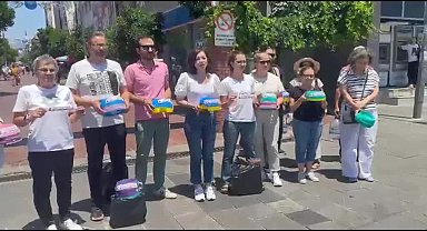 Aydın Nazilli'de sıcak havadan bunalan hayvanlar için esnafa mama ve su kapları dağıtıldı