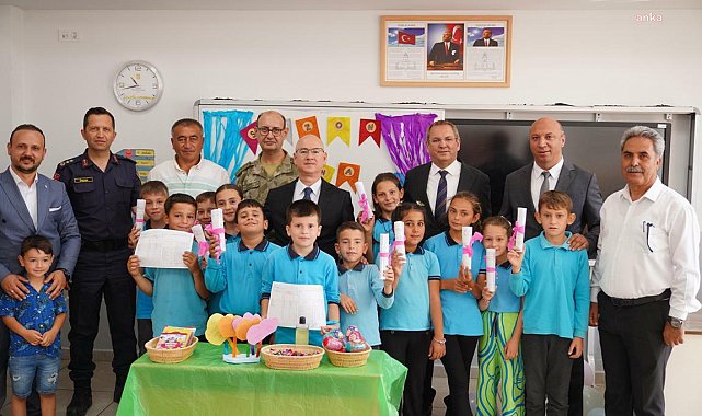 Ayvalık Belediye Başkanı Ergin, karne alan öğrencilerin sevincine ortak oldu