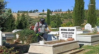 Ayvalık Belediyesi'nden Kurban Bayramı öncesi mezarlıklarda temizlik çalışması 