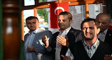 Balıkesir Büyükşehir Belediye Başkanı Akın, vatandaş ile bayramlaştı