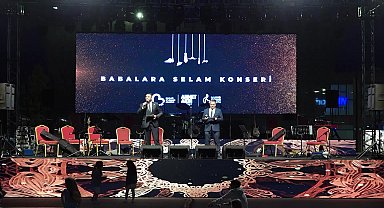 Balıkesir Büyükşehir Belediyesi’nin Babalar Günü konserinde Ferdi Zeyrek unutulmadı