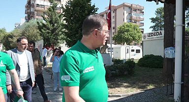 Başkan Tugay “Dönüşüme Evde Başla” projesi için QR kodlu poşet dağıttı