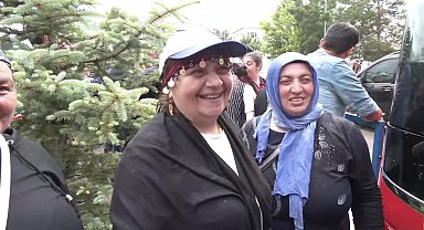 Bayburt'ta CHP'nin ''Millet İradesine Sahip Çıkıyor'' mitingine katılan vatandaş :“Yavaş yavaş geliyoruz. Özel özel ilerliyoruz”