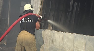 Bornova Yakaköy'de yangınla mücadele sürüyor