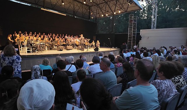 Bornova yaza müzikle merhaba dedi: Büyükpark'ta Türk Sanat Müziği rüzgarı esti