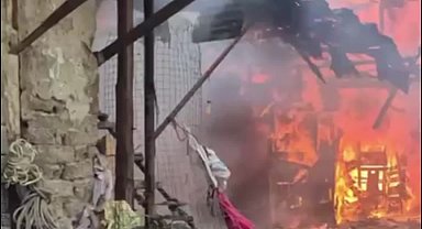 Burdur’da çıkan yangında üç ev kullanılamaz hale geldi
