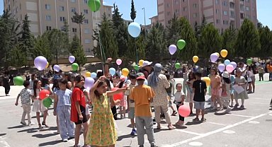 Burdur’da karne töreninde öğrenciler 