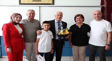 Bursa Büyükşehir Belediye Başkanı Bozbey, öğrencilerin karne sevincine ortak oldu