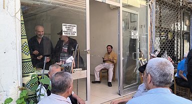 Çay içip ücret ödemeden gidenlerden bıkan esnaf cama uyarı yazısı astı: