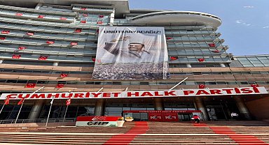 CHP Genel Merkezi binasına Ferdi Zeyrek’in fotoğrafı asıldı