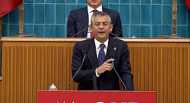 CHP Grup Toplantısı…Özgür Özel: “23 yıllık böylesine suça, kire, kötü ilişkilere, elde ettiği yetkiyi en kötü şekilde kullanmaya alışmış iktidar, herhalde çiçeği yaptırıp da iktidarı devretmek için bizi kapıda beklemeyecekti”