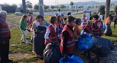 CHP İzmir İl Başkanı Aslanoğlu ve il örgütü Konak'ta çöp topladı