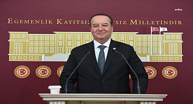 CHP'li Akay, eski Ticaret Bakan Yardımcısı Rıza Tuna Turagay'ın 8 ayrı şirkette yönetim kurulu üyesi olduğunu iddia etti