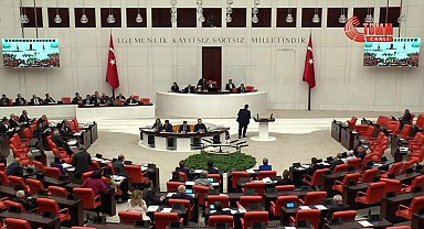 CHP'li Akay, kamuda çoklu maaş alanların listesini Meclis'e getirdi: Bir anne çocuğunu pazardan artıkla doyuruyor ama birileri hâlâ 5 maaşla saltanat sürüyor