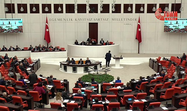 CHP'li Akay, kamuda çoklu maaş alanların listesini Meclis'e getirdi: Bir anne çocuğunu pazardan artıkla doyuruyor ama birileri hâlâ 5 maaşla saltanat sürüyor