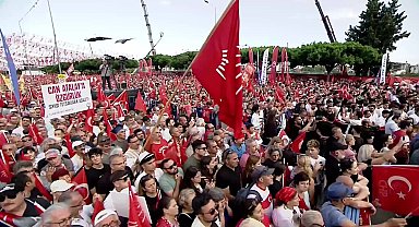 CHP’nin “Millet İradesine Sahip Çıkıyor” mitingi… İmamoğlu’nun mesajı: “Toplumun ayakta kalabilmesi için önce hukuka, sonra da birbirine güvenmesi gerekir. Bu güven kaybolduğunda ne siyaset ahlaki kalır ne insanlar birbirine tutunabilir”