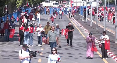 CHP'nin ''Millet İradesine Sahip Çıkıyor'' mitingine katılan vatandaş : ''Hukuk, adalet ayaklar altında. 27 Mayısları da gördüm ama ben böylesini hiç görmedim''