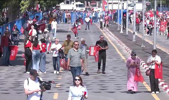 CHP'nin ''Millet İradesine Sahip Çıkıyor'' mitingine katılan vatandaş : ''Hukuk, adalet ayaklar altında. 27 Mayısları da gördüm ama ben böylesini hiç görmedim''
