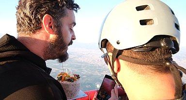 Denizli'de serbest atlayış yapan genç paraşütçüden adrenalin dolu doğum günü