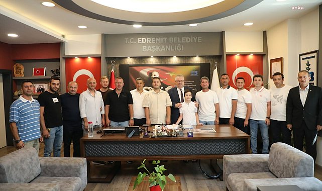 Edremit Belediye Başkanı Ertaş, vatandaşlarla bayramlaştı