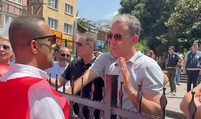 Eğitim İş Bursa Şubesi’nin açıklaması engellendi, öğretmenler İl Milli eğitim Müdürlüğü önünde oturma eylemi yaptı