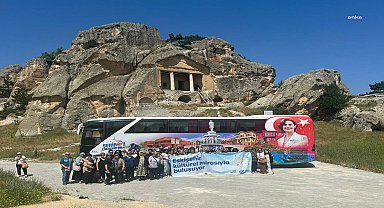 Eskişehir Büyükşehir Belediye Başkanı Ünlüce, kadınları Frig Vadileri'ne uğurladı