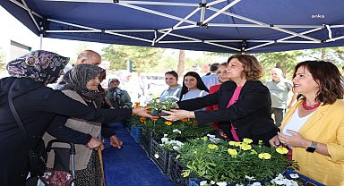 Eskişehir Büyükşehir Belediye Başkanı Ünlüce, mezarlık ziyareti yapan vatandaşlara çiçek dağıttı