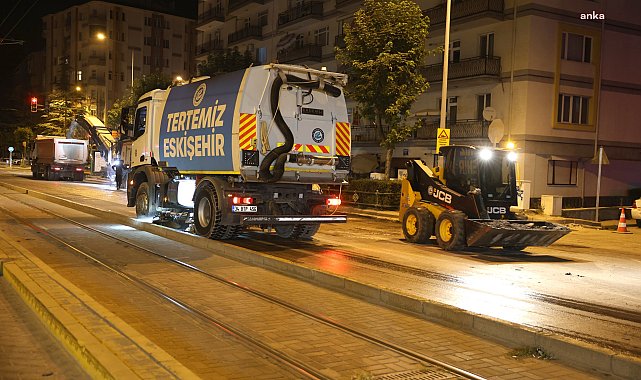 Eskişehir Büyükşehir Belediyesi, kent uyurken yolları yeniliyor