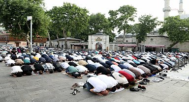 Eyüp Sultan Camii bayram sabahı binlerce vatandaşı ağırladı 