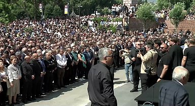 Ferdi Zeyrek son yolculuğuna uğurlanıyor... Nurcan Zeyrek: ''Ben ona sözümü verdim bugün. Hep dik duracağım''