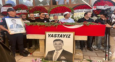 Ferdi Zeyrek, son yolculuğuna uğurlanıyor... Zeyrek için Cumhuriyet Meydanı'nda cenaze namazı kılındı