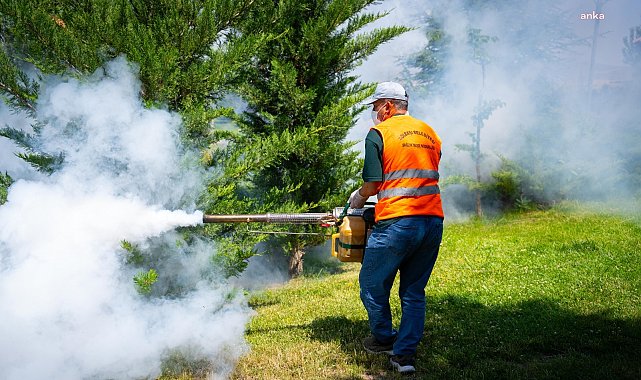 Gölbaşı Belediyesi'nden park ve yeşil alanlarda yoğun ilaçlama çalışması