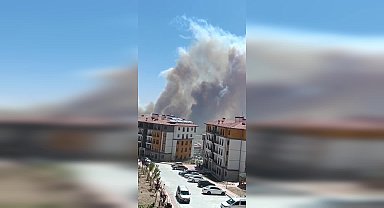 Hatay’da çıkan yangın yerleşim yerlerine ulaştı, evlerden tahliyeler başladı
